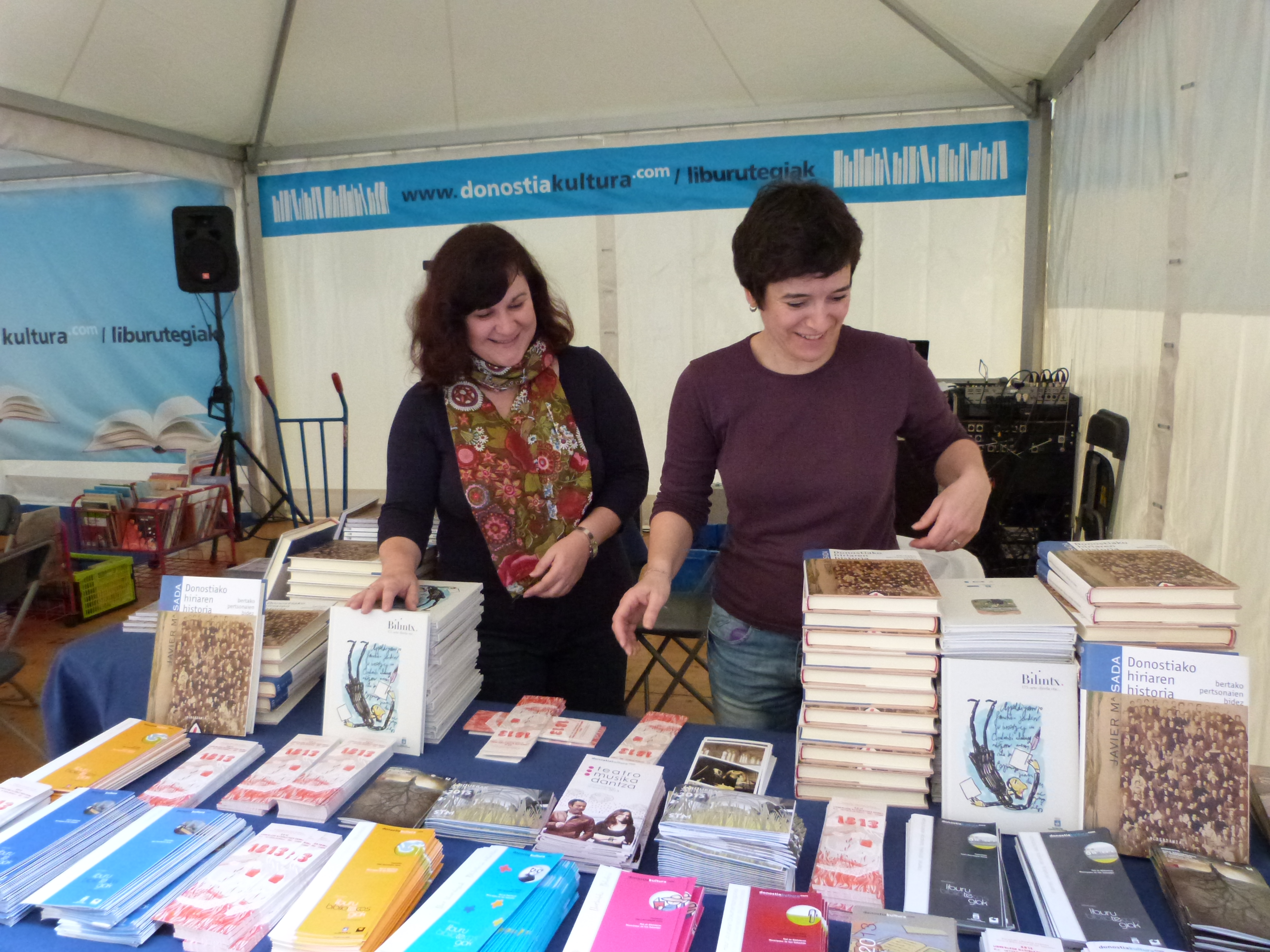 Día Internacional del libro 2013. Stand del servicio bibliotecario municipal San Sebastián